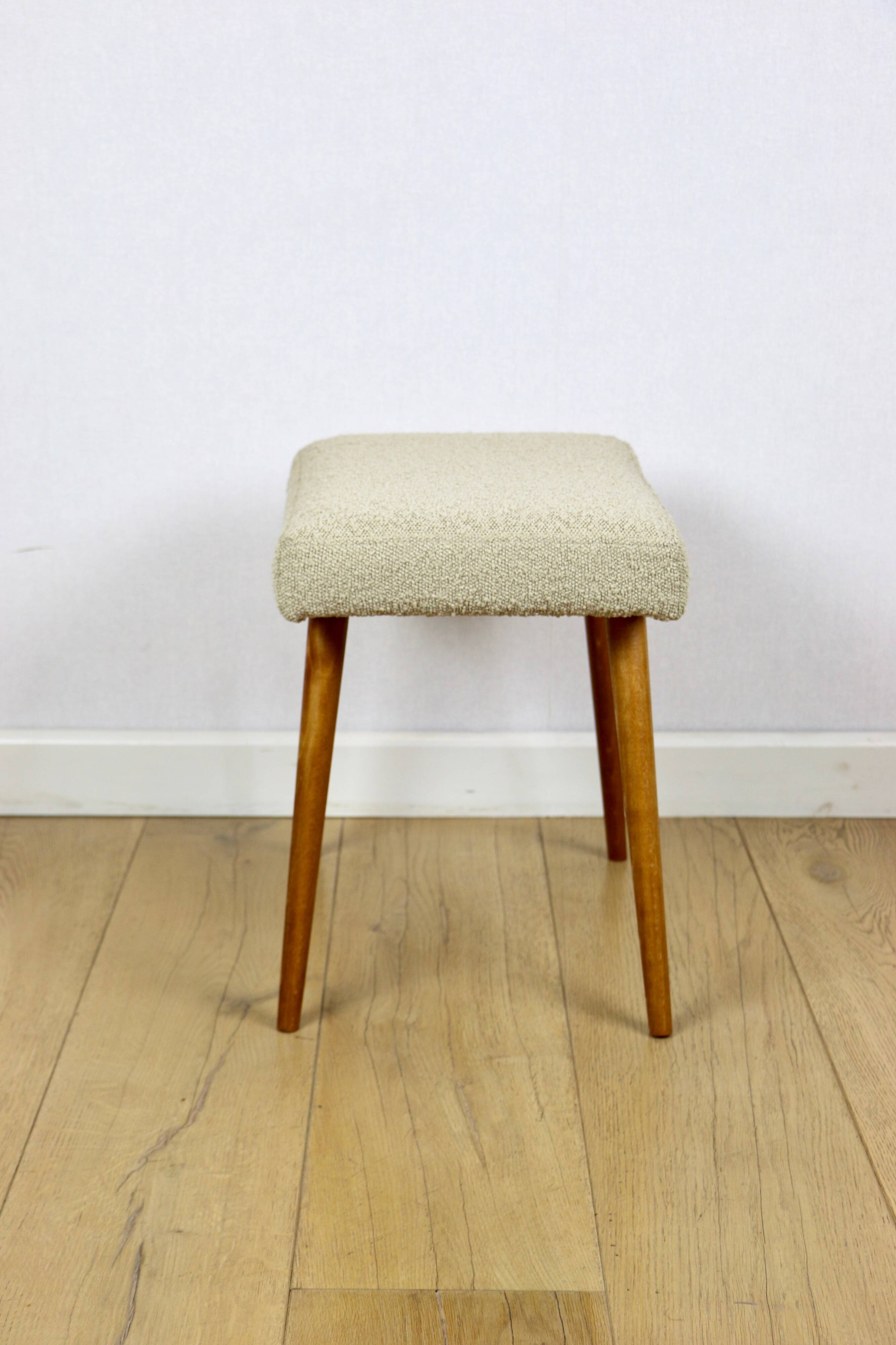 Tabouret en bouclé beige - pieds ronds en hêtre - 2 pièces disponibles