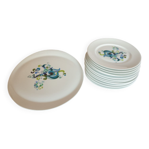 12 assiettes à dessert et 1 plat