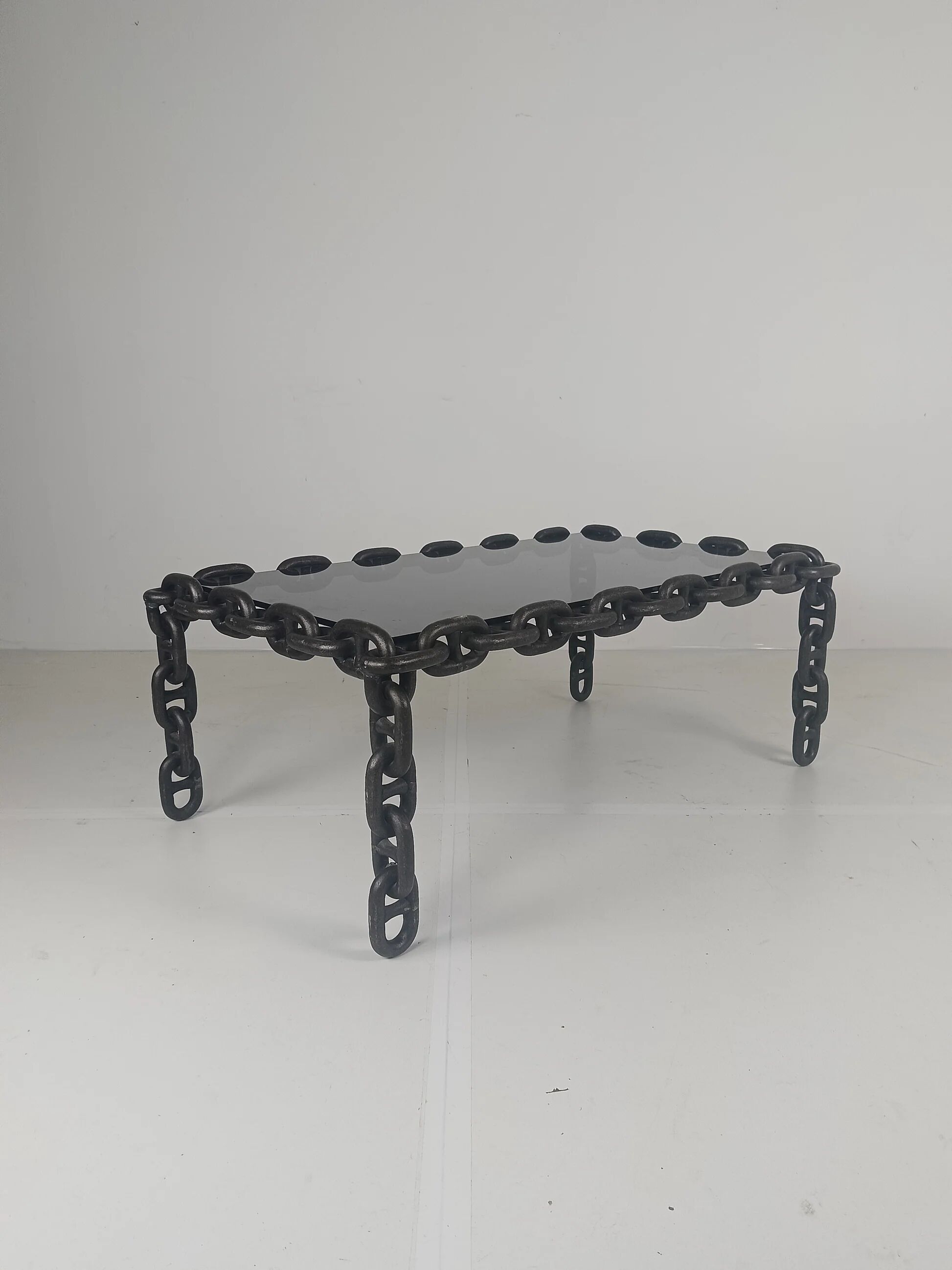 Table basse vintage brutaliste en fer noir à mailles de chaîne avec verre fumé d'origine, années 70