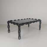 Table basse vintage brutaliste en fer noir à mailles de chaîne avec verre fumé d'origine, années 70