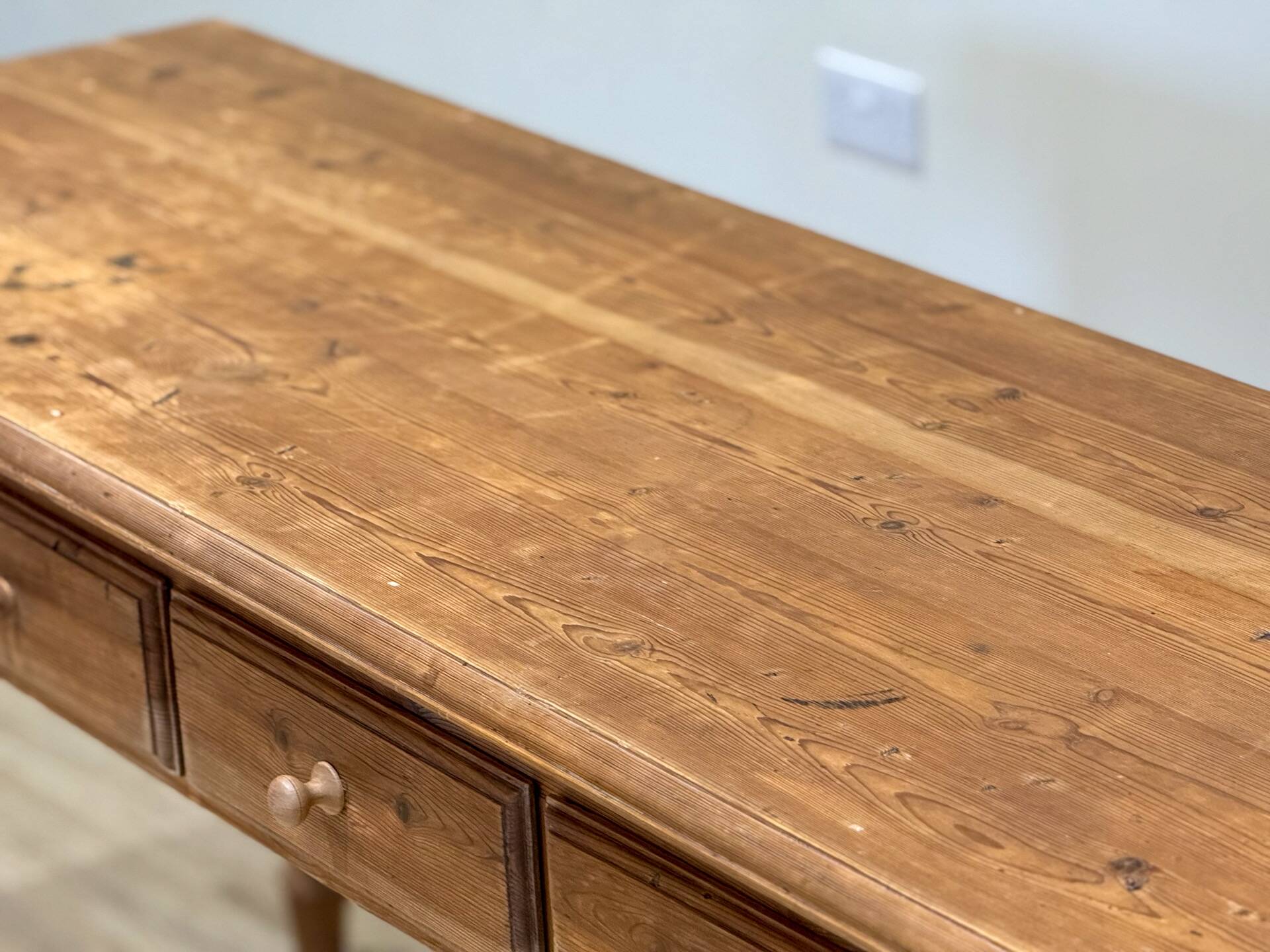 Console victorienne allongée en pin mélis méditerranéen — Fin du XIXe siècle