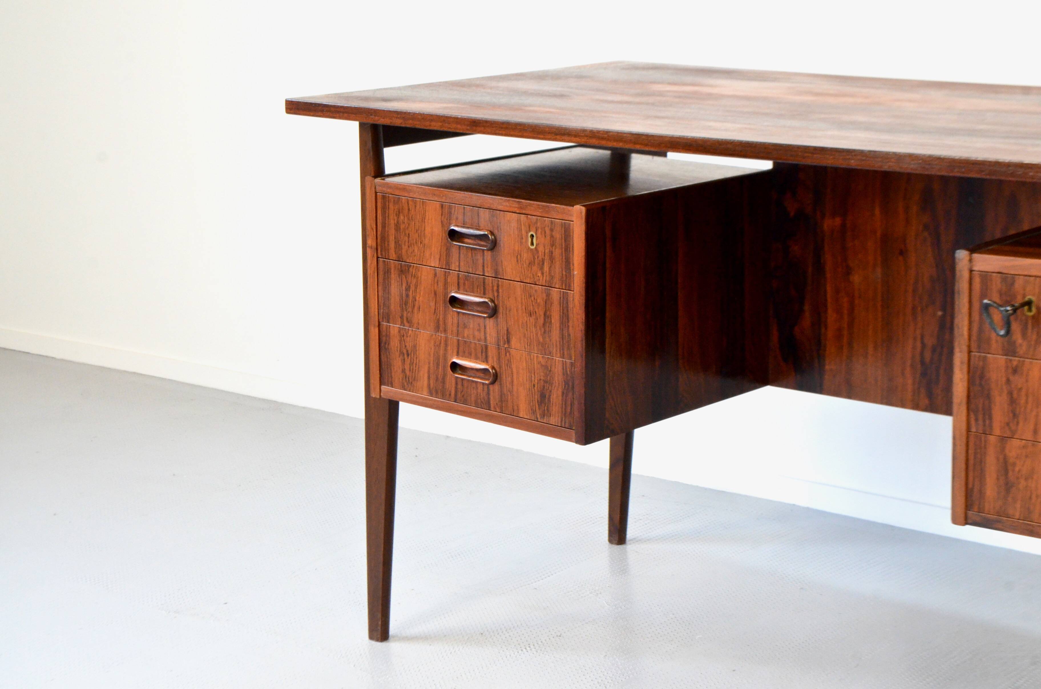 Bureau de direction danois du milieu du siècle en superbe palissandre. Vintage / Moderne / R