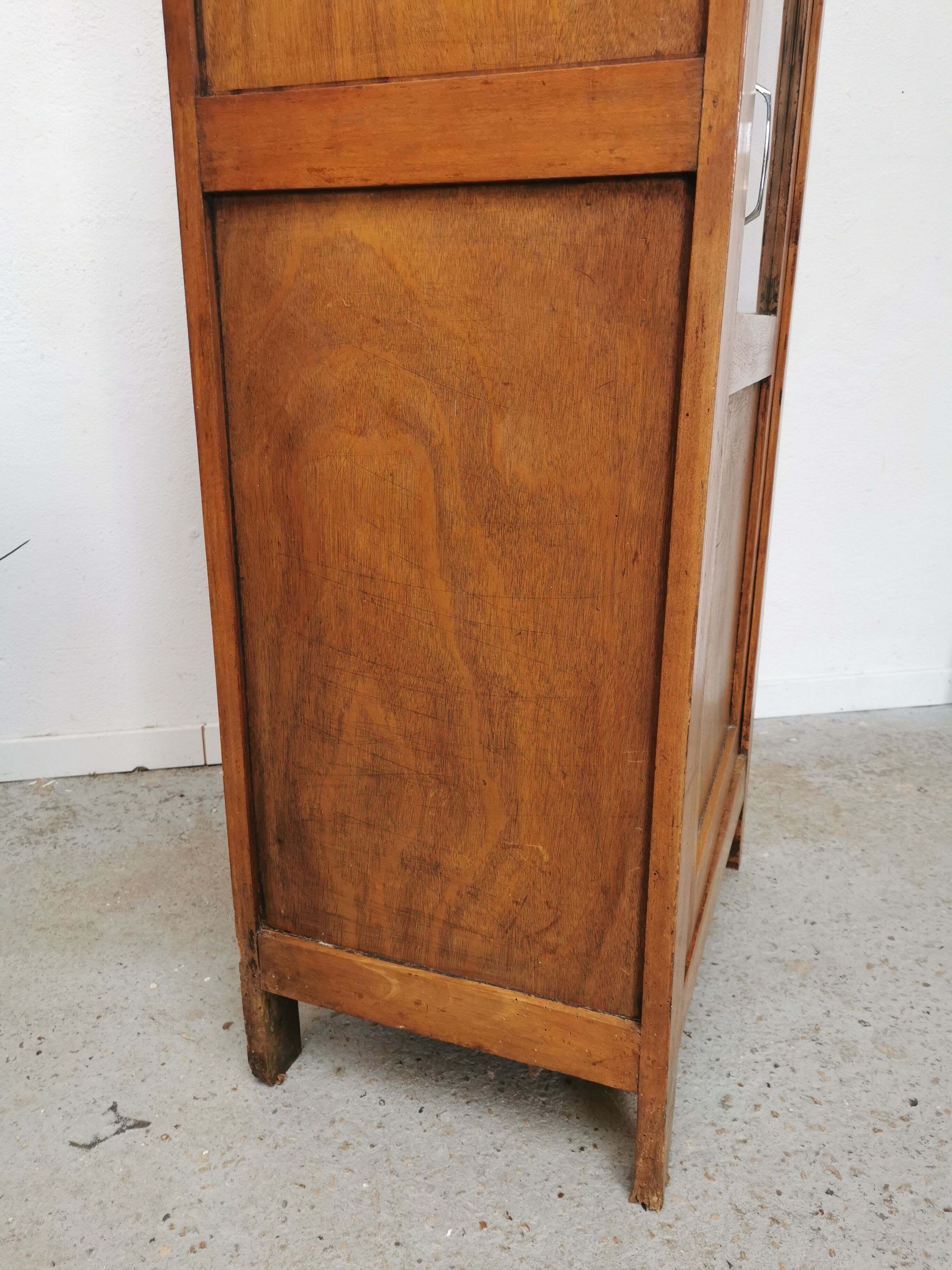 Armoire parisienne vitrée