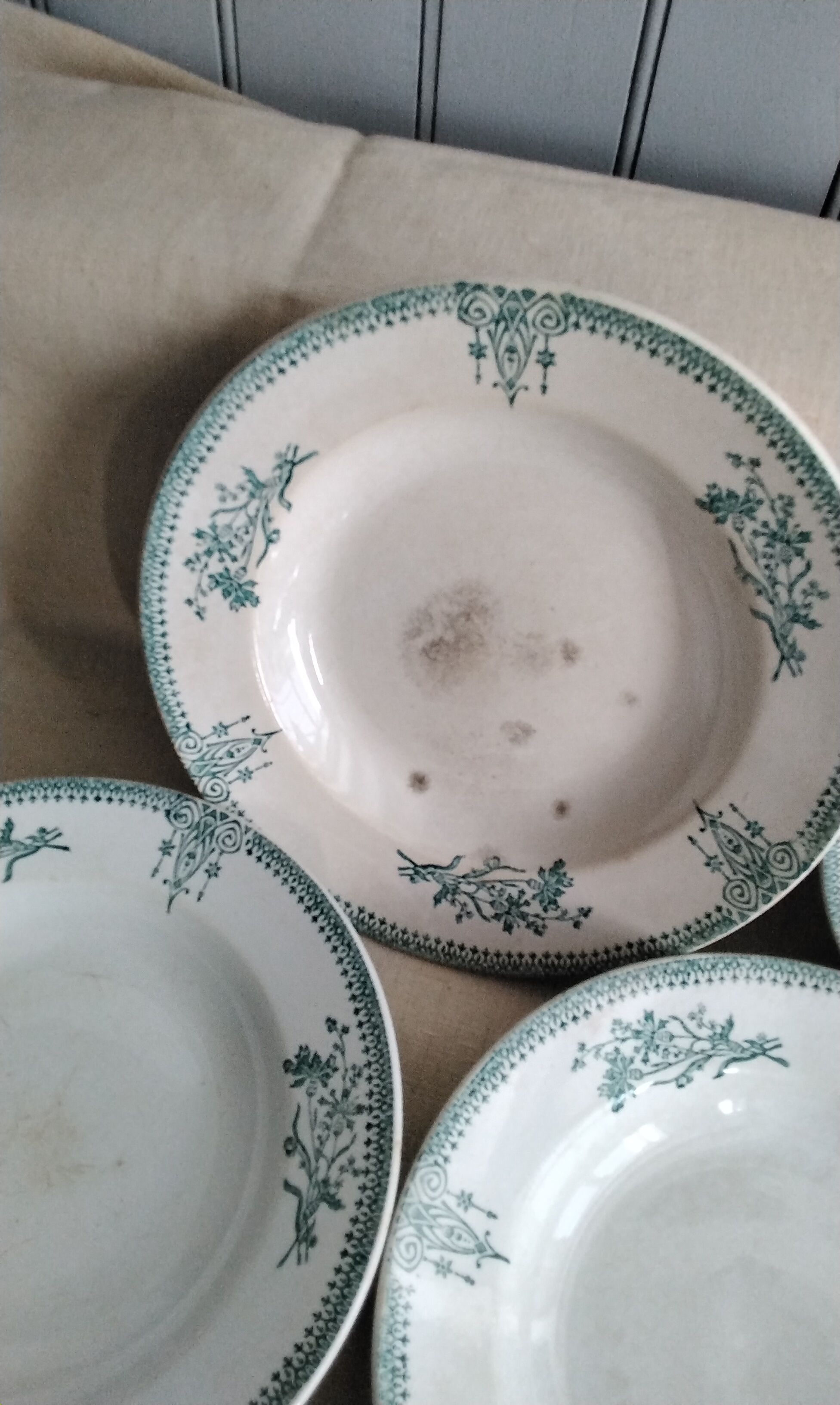 Set of 10 hollow plates