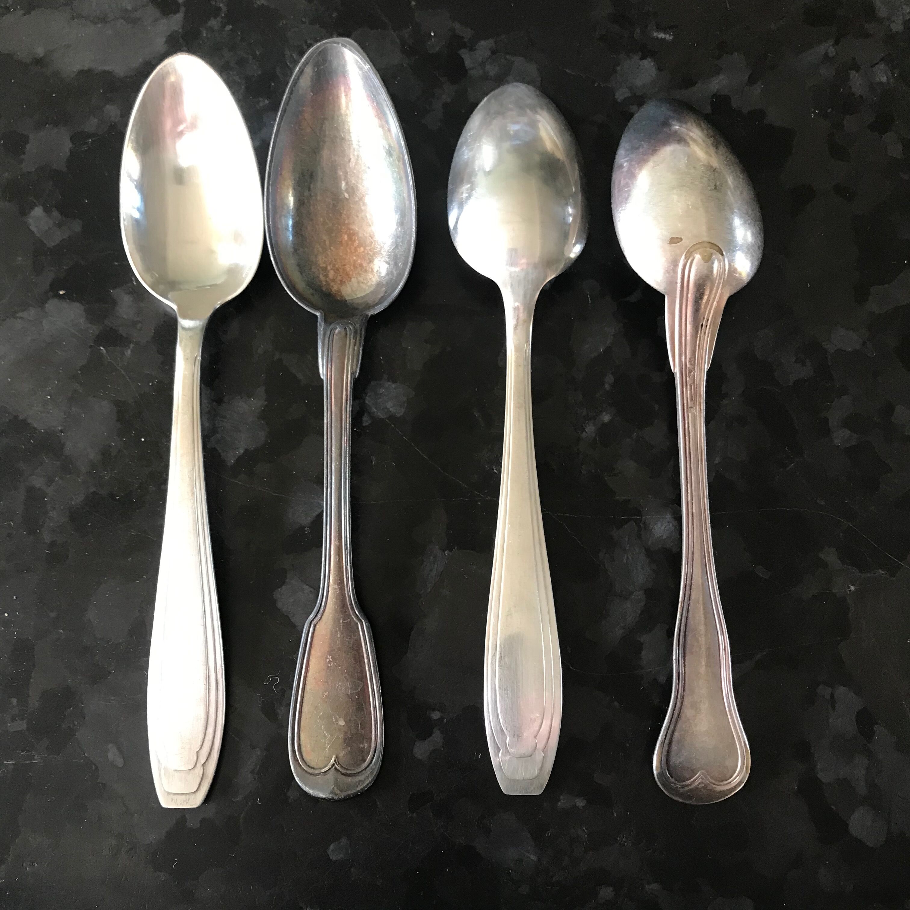 Pop-up Christmas 2022 Set of 4 silver spoons dating from the early twentieth century.