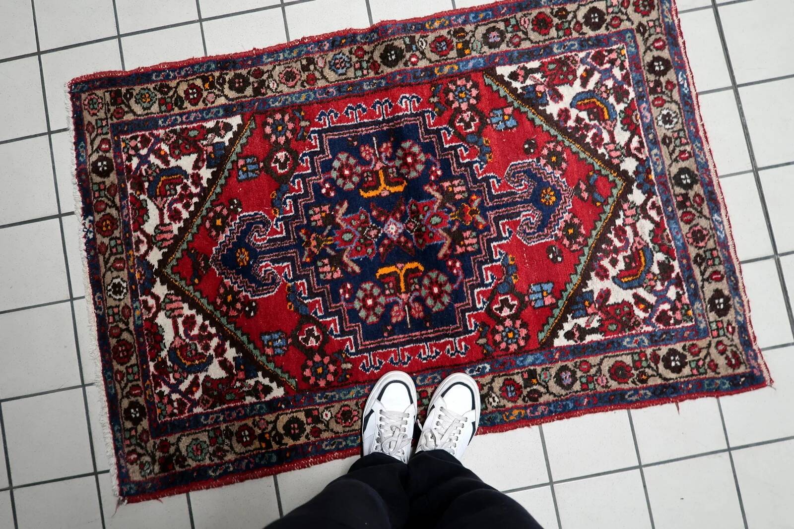 1950s handmade wool medallion rug, red and navy, 96 × 144 cm - 1C1290