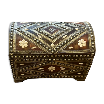 Important oriental chest in leather wood and copper