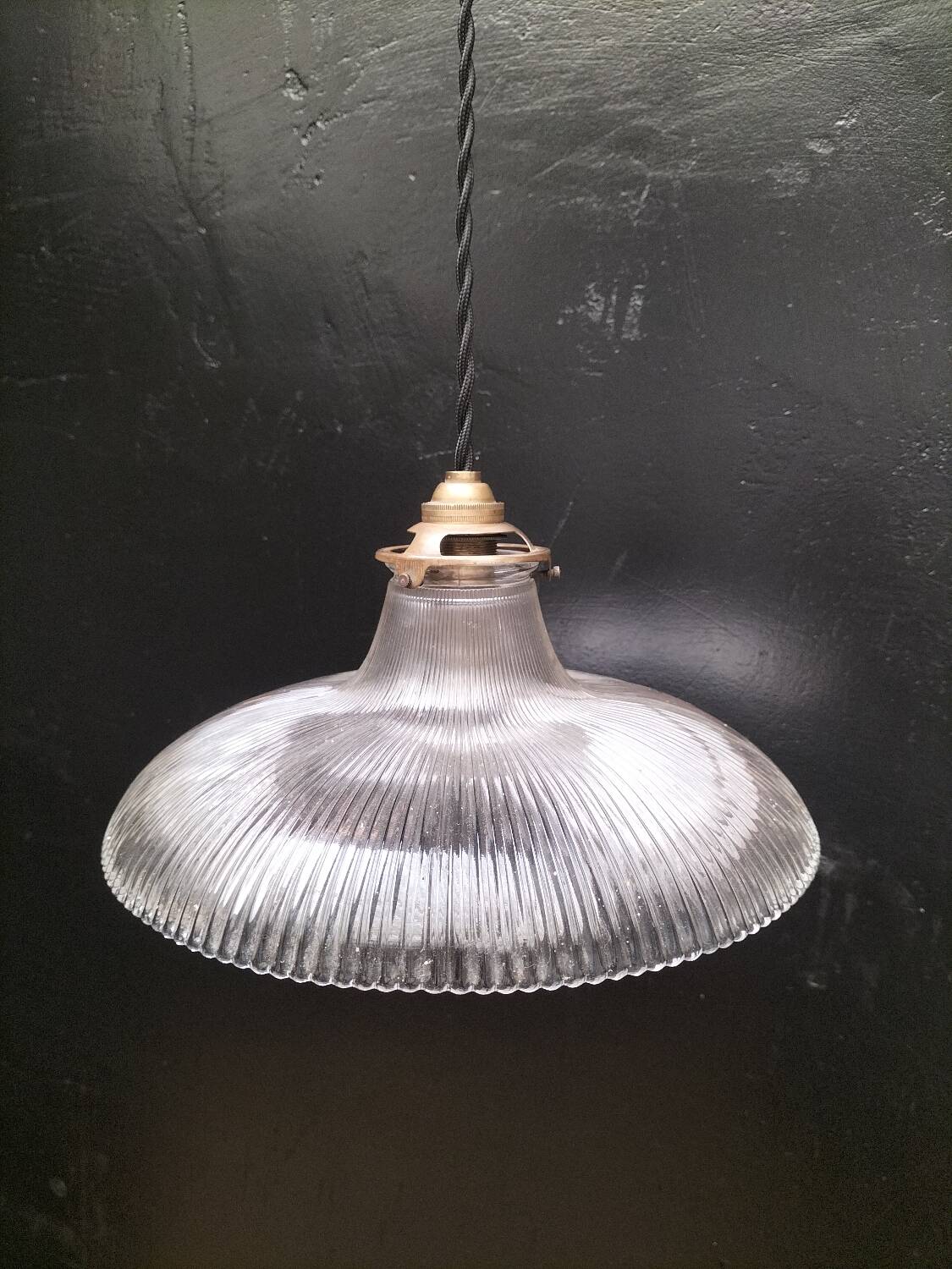 Holophane glass suspension