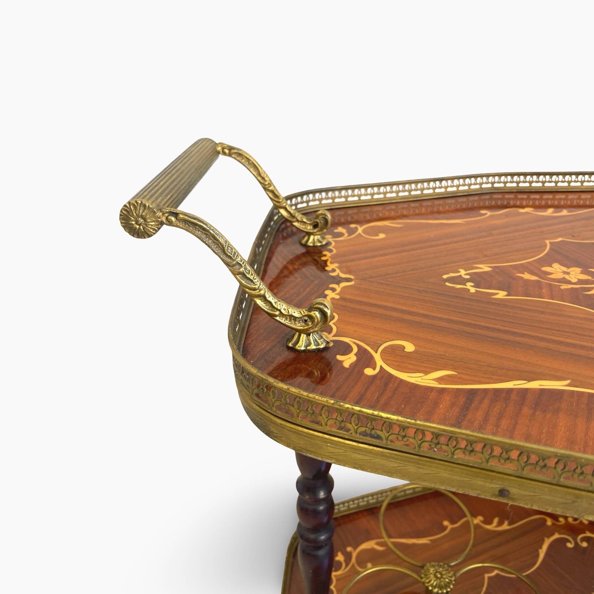 Chariot de bar en marqueterie de style Hollywood Regency italien présente des motifs floraux complexes.