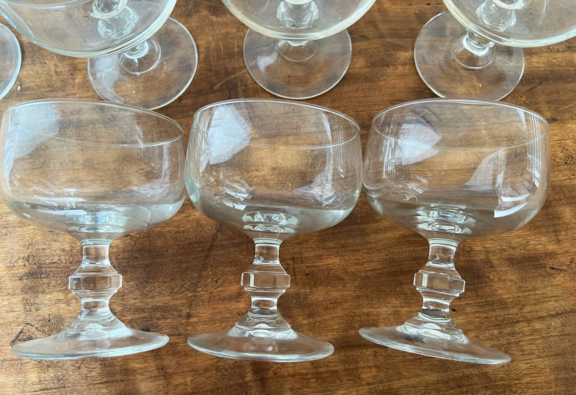 10 champagne glasses