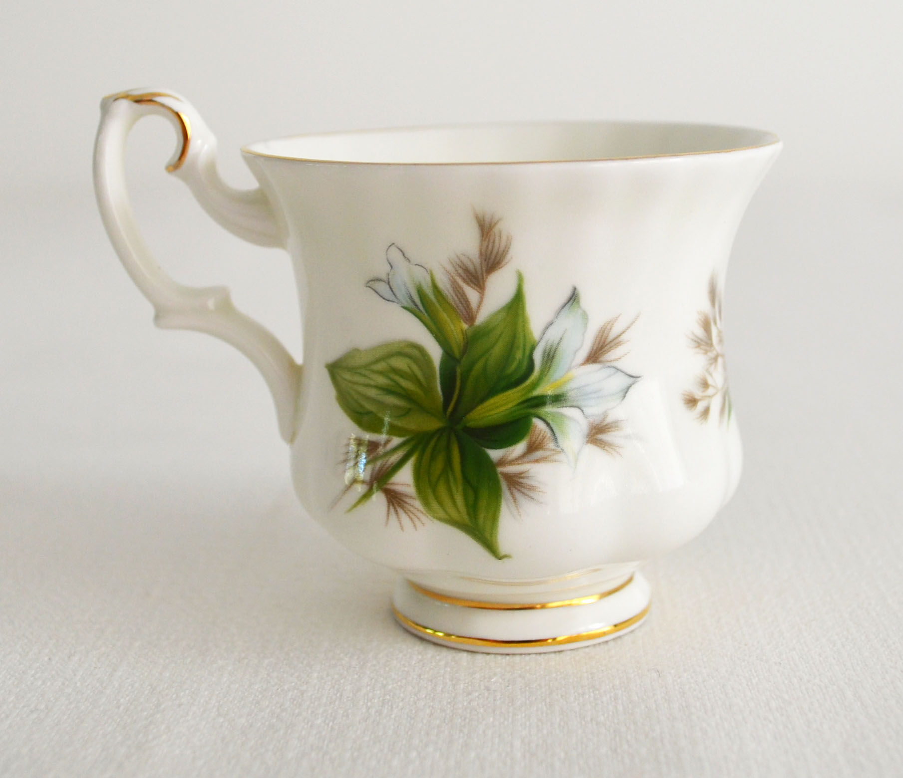 Tea cup Royal Albert English porcelain "Trillium"