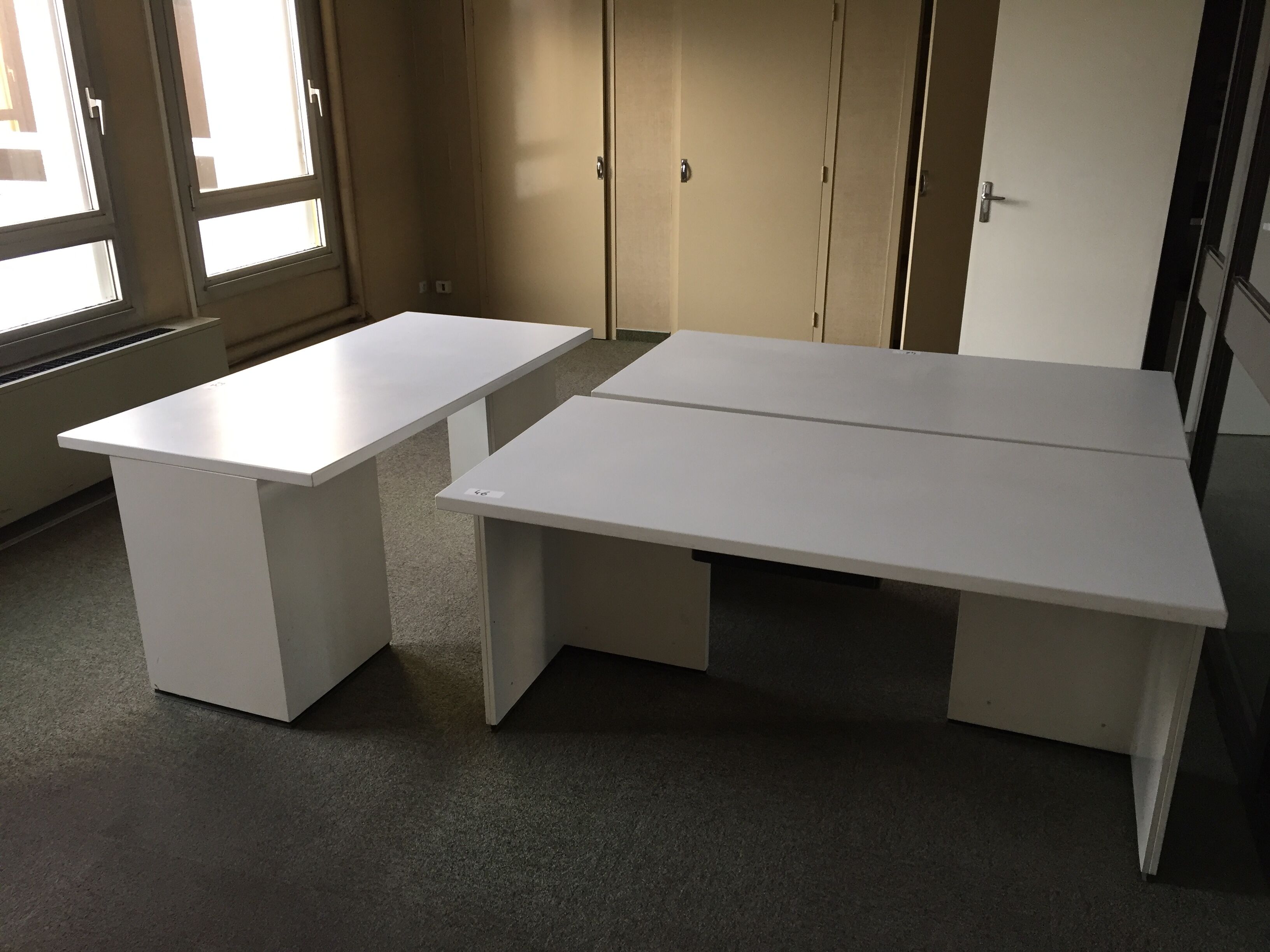 3 white "Graphis" offices of designers Osvaldo Borsani and Eugenio Gerli for Tecno