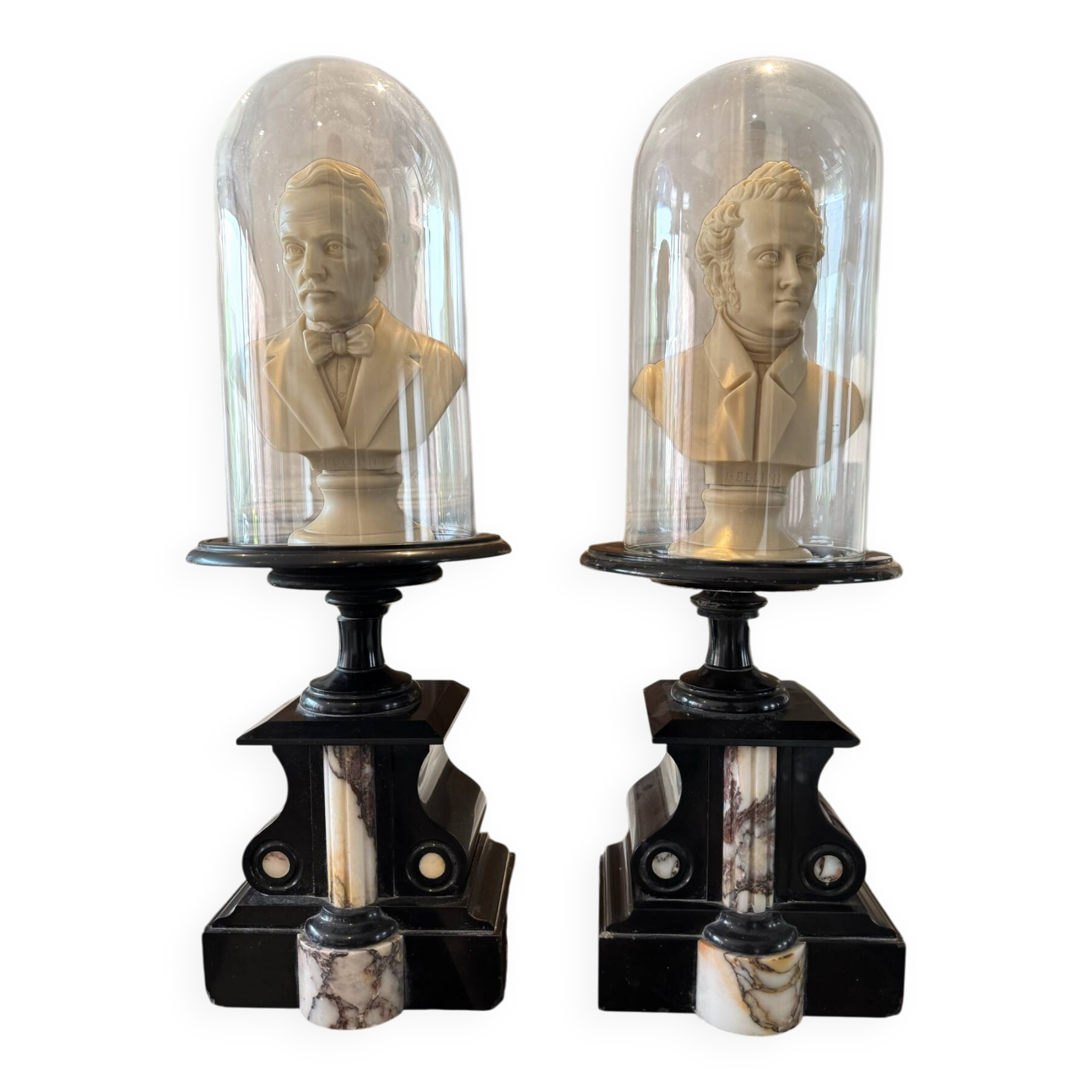 Paire de bustes Bellini et Puccini sous globe en verre.
