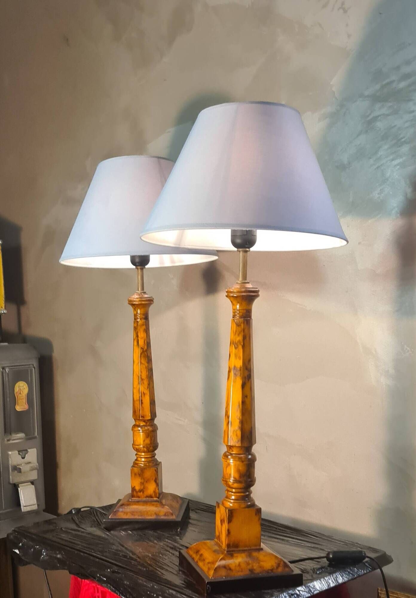 Pair of lamps in Bakelite wood style, 68x30, new lampshade, electrical working, very elegant.
