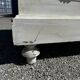 Commode ancienne en bois blanchi dessus en marbre blanc