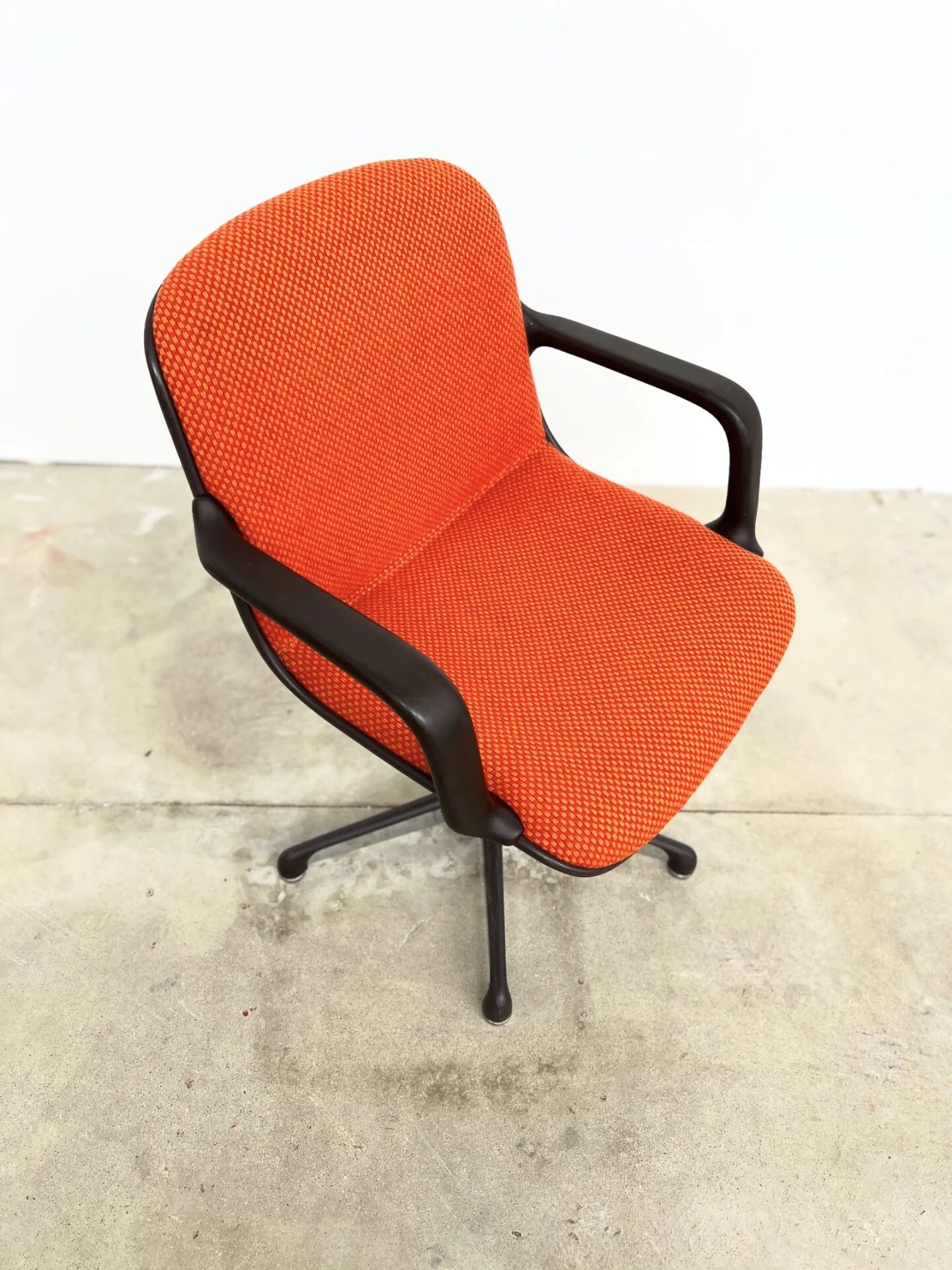 Visitor chair Charles Pollock for Comforto — orange wool, 1970s