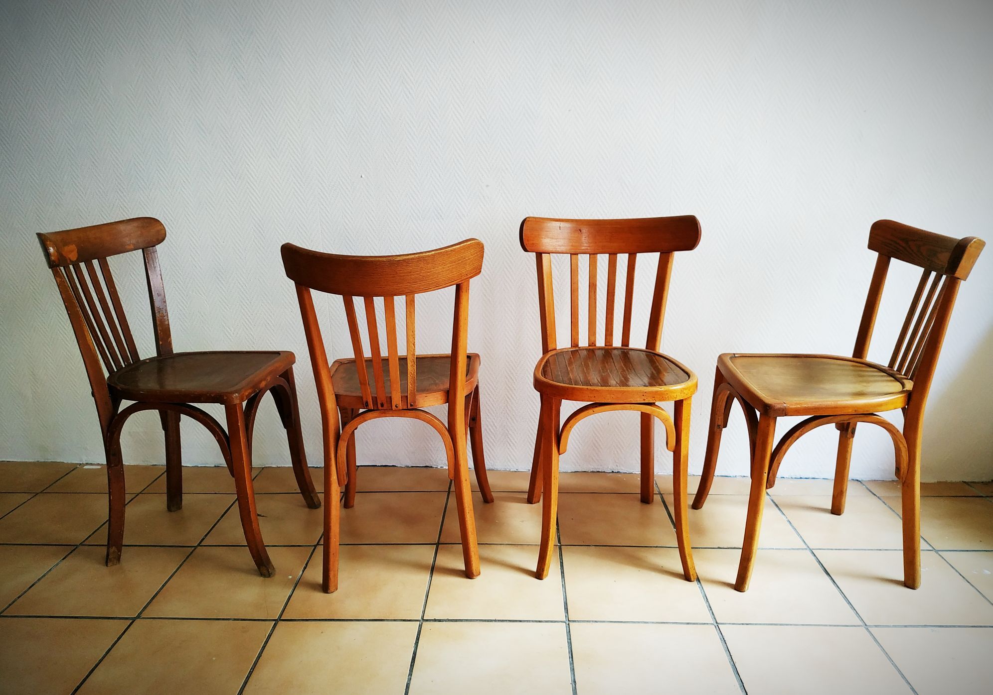 Série de quatre chaises bistrot