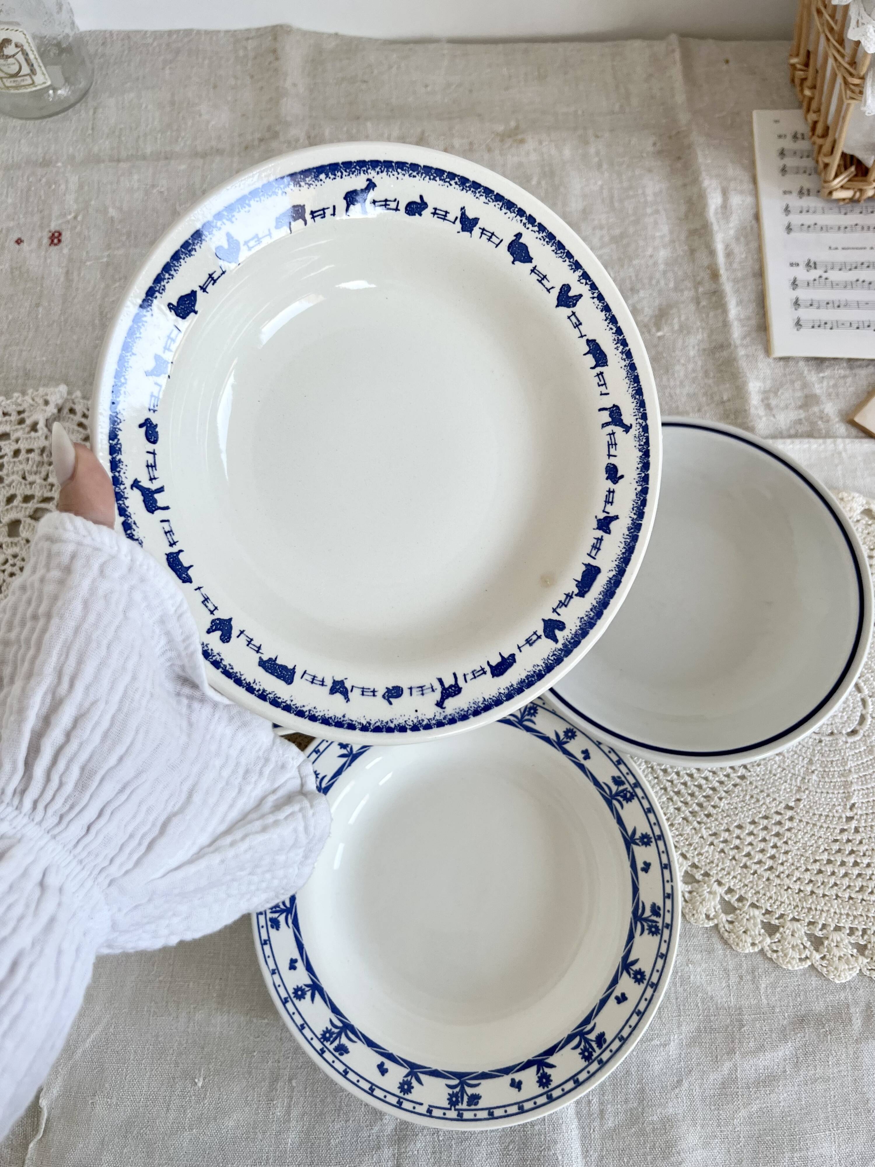 4 mismatched vintage deep plates blue and white porcelain set P
