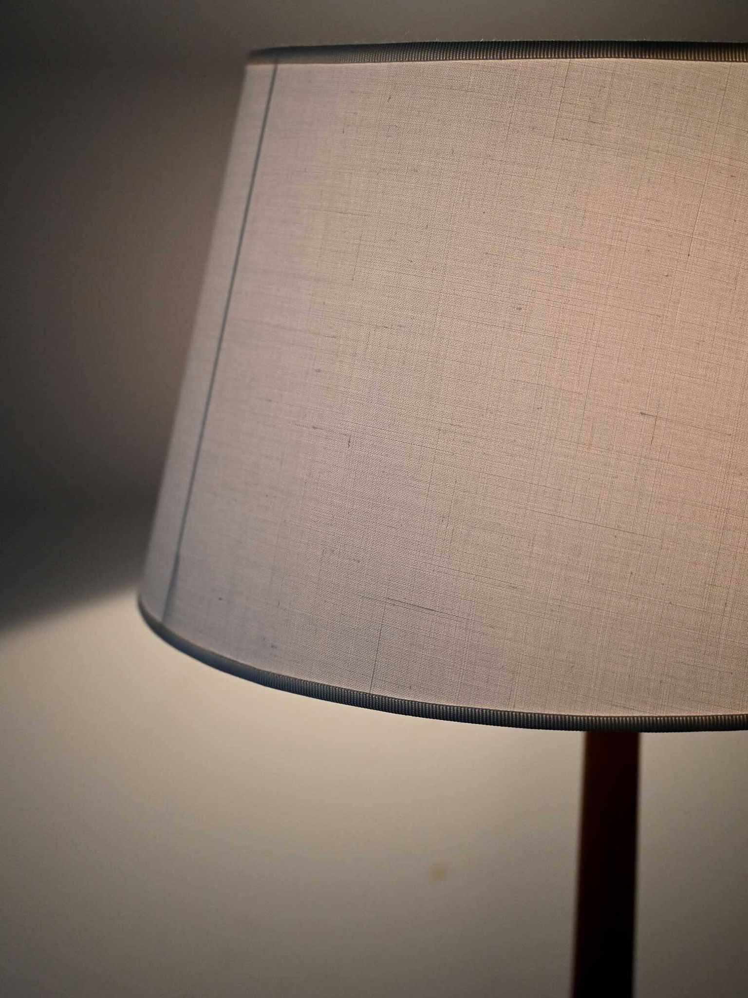 Lampe de table danoise en teck tourné des années 1950/60