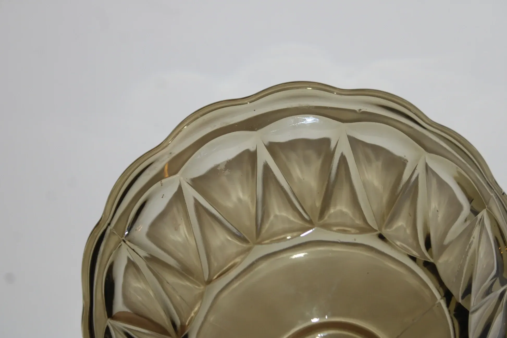 Vintage smoked glass footed bowl – Scalloped edge compote – Ø 23 cm