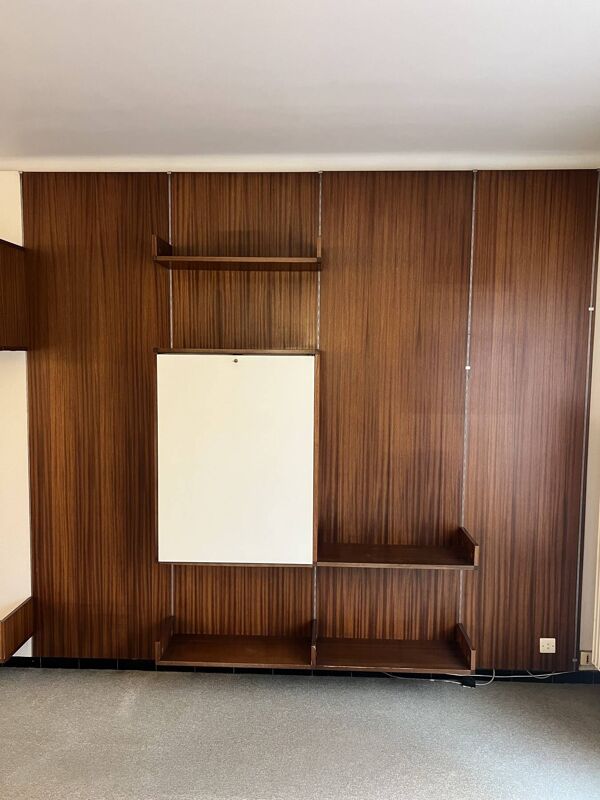 Système mural modulable en placage de bois, bois stratifié blanc, verre et métal brossé