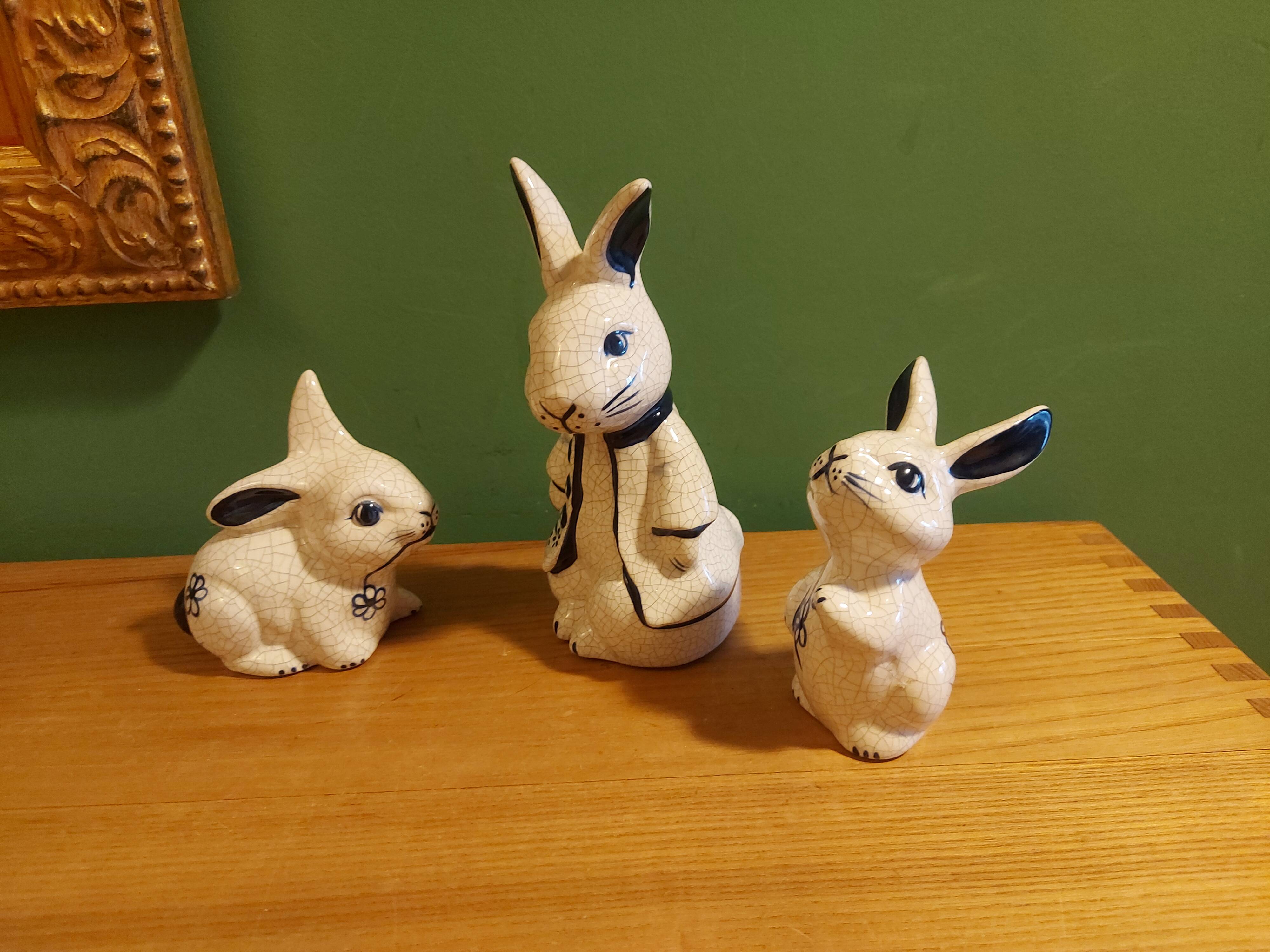 3 lapins en céramique craqelée  , poterier Dedham , Usa