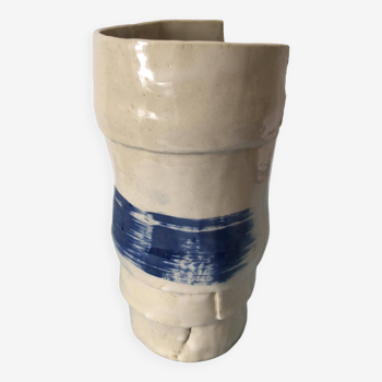 Vase en céramique de forme originale - bandes superposées