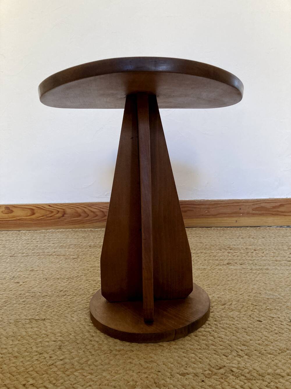Tabouret en bois avec assise convexe