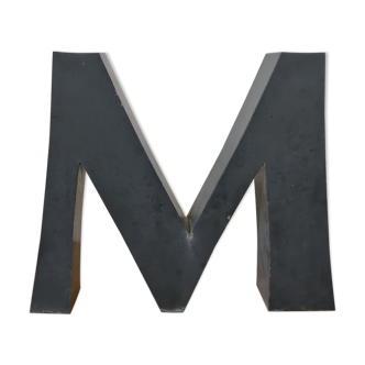 Lettre M ancienne en relief et en zinc