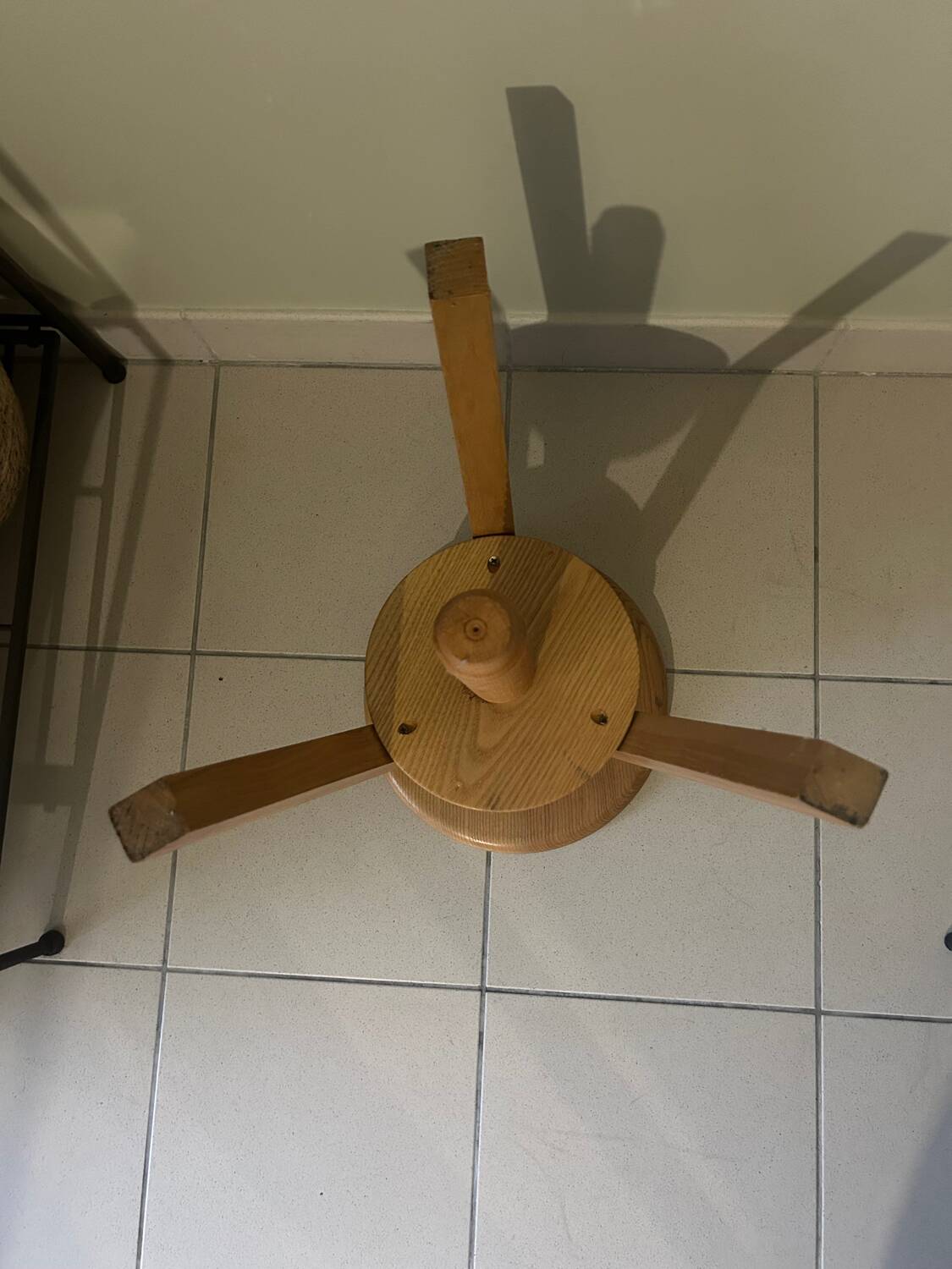 Adjustable screw tripod stool