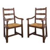 Paire de fauteuils rustiques en chêne assises paillées