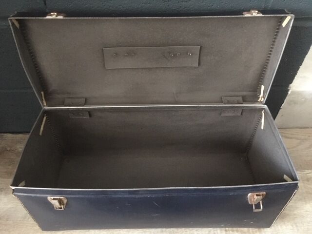 Valise ancienne parallélépipédique bleue