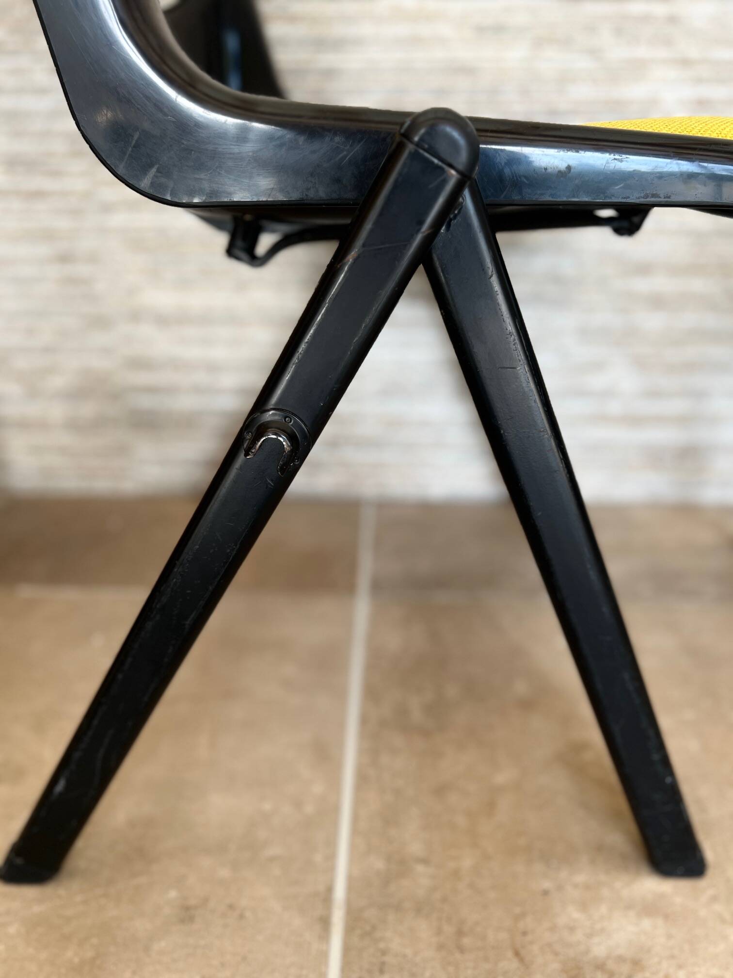 6 back chairs Emilio Ambasz & Giancarlo Peretti, yellow armchair