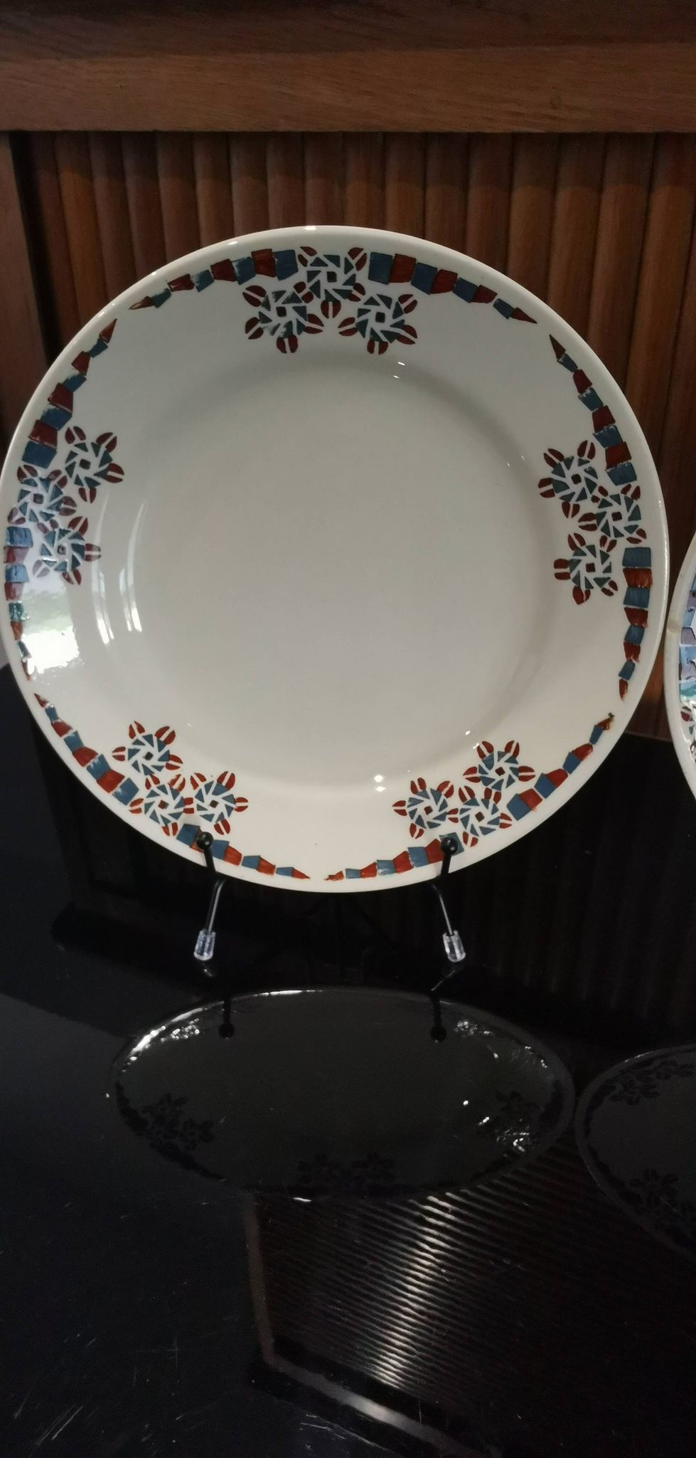 4 assiettes plates en terre de fer modèle OKAN de Longchamp