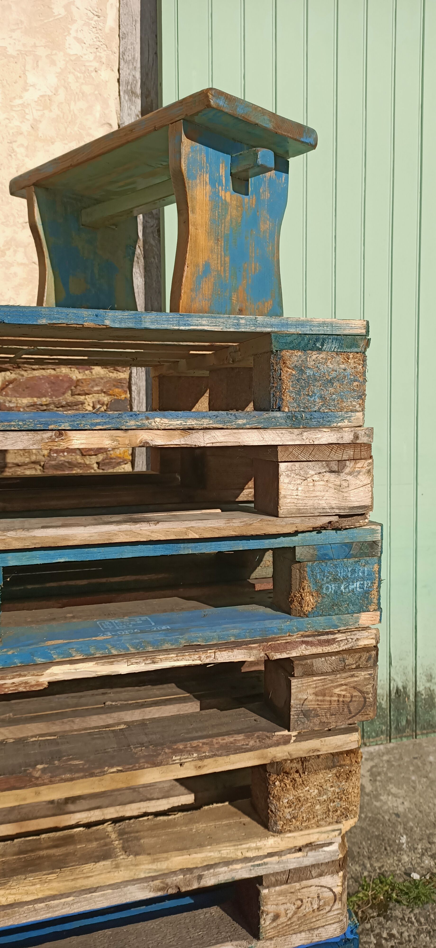 Banc repose-pieds patiné