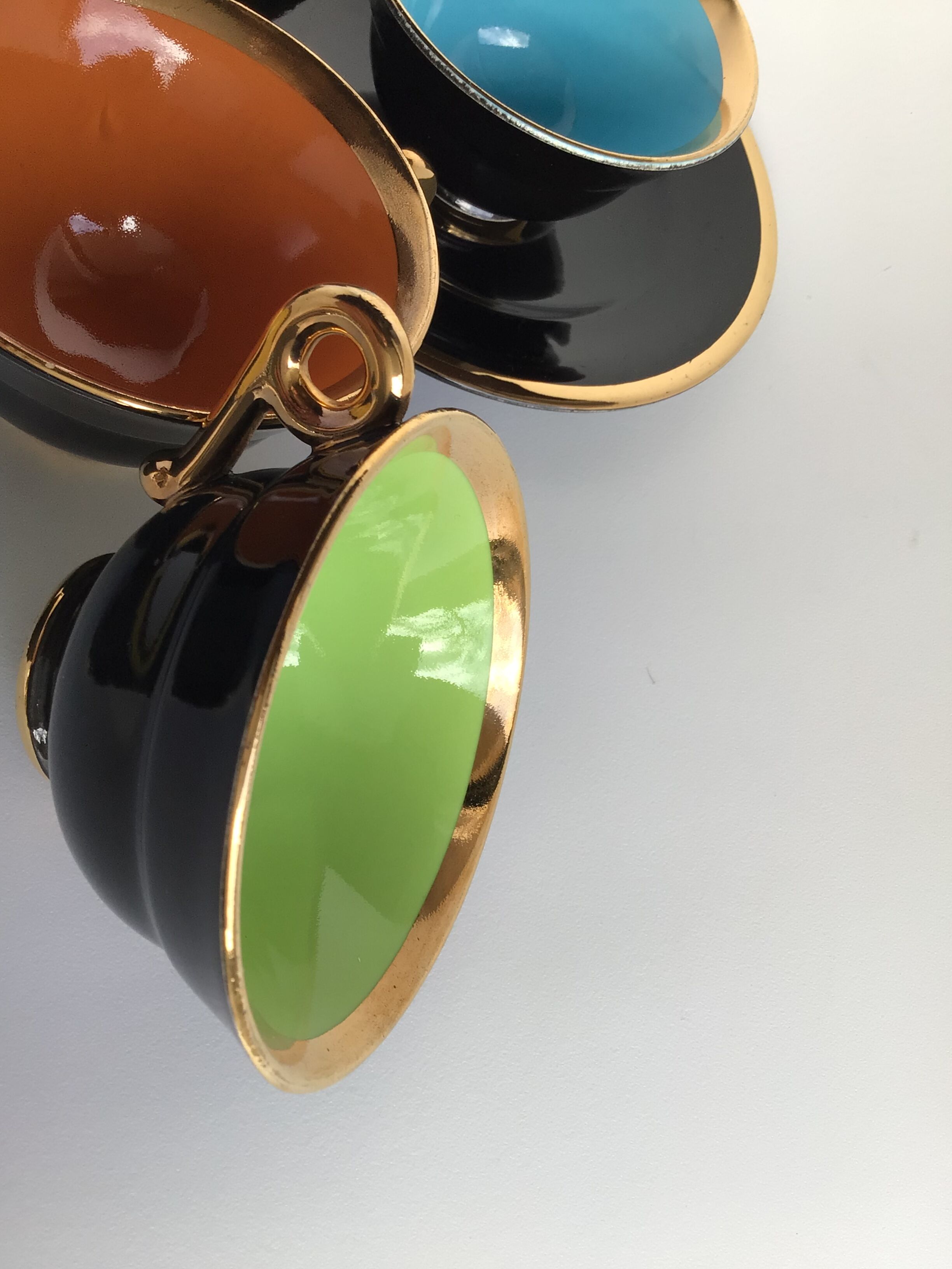 6 Black cups and colors Salins la Baule with saucers