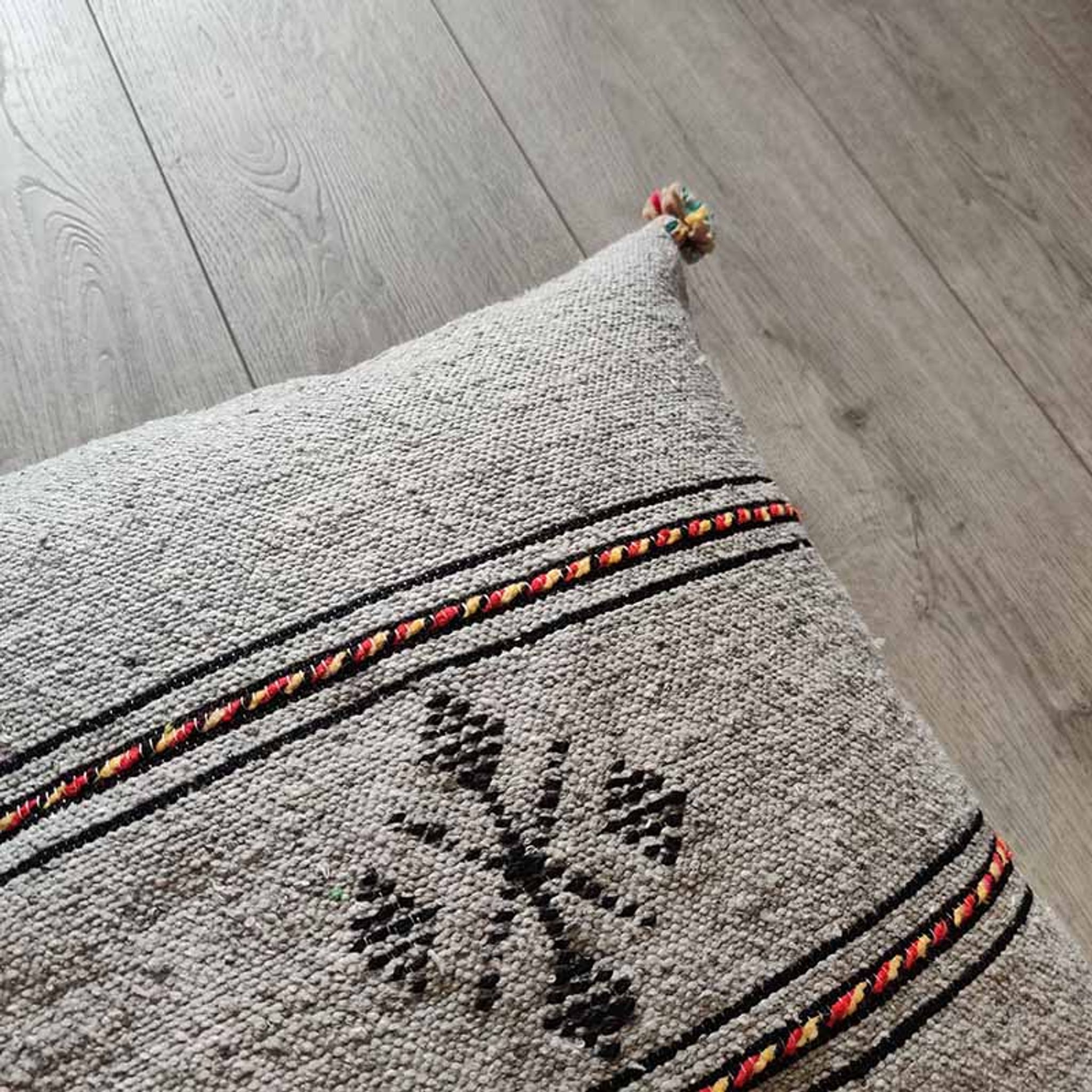 Coussin berbère gris clair fait main en coton