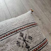 Coussin berbère gris clair fait main en coton