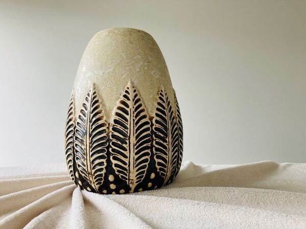 Vase ovoïde Dümler & Breiden avec motif végétal en relief West-Germany années 60-70