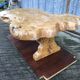 Table basse brutaliste en orme massif de fabrication artisanale