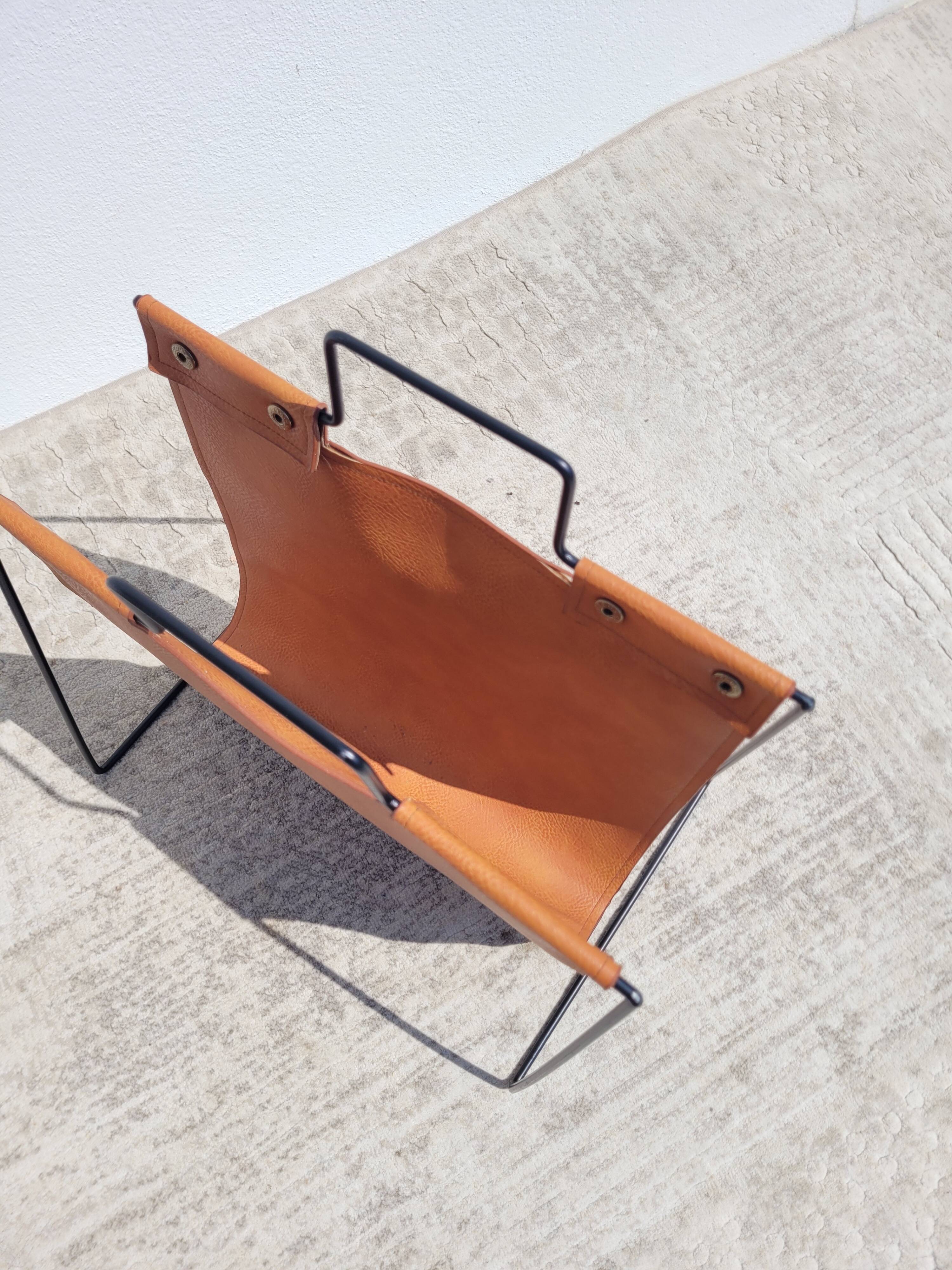 Magazine rack in tan leather and black metal