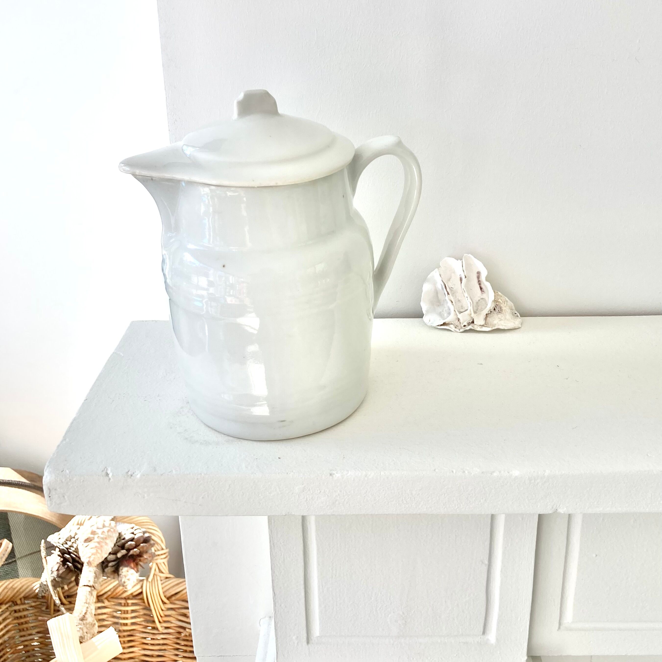 Pitcher covered porcelain Grigny XIXth stamped P.Precious