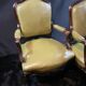 Paire de larges fauteuils XIXe en cuir vert de style Louis XV