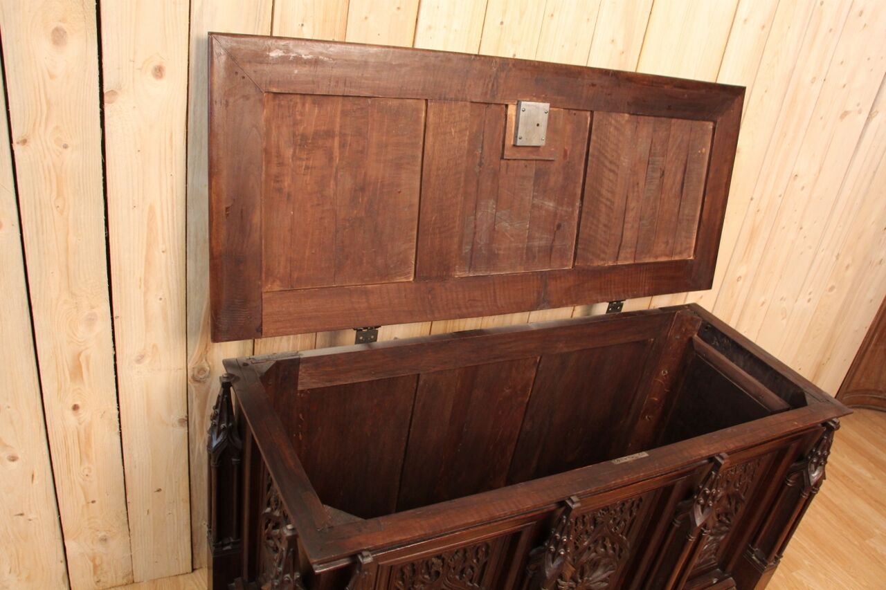 Neo-Gothic chest XIXth