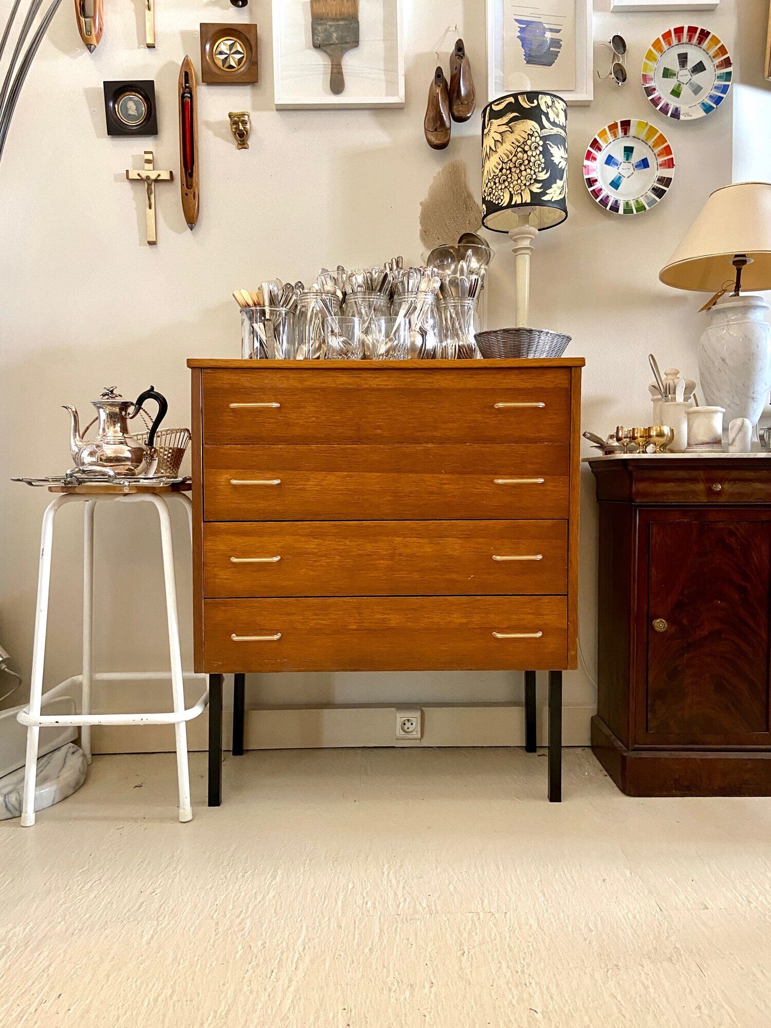Commode 4 tiroirs en bois et métal noir années 1960