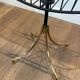 Lampadaire de parquet design en métal laqué noir et laiton intégrant un porte-revues