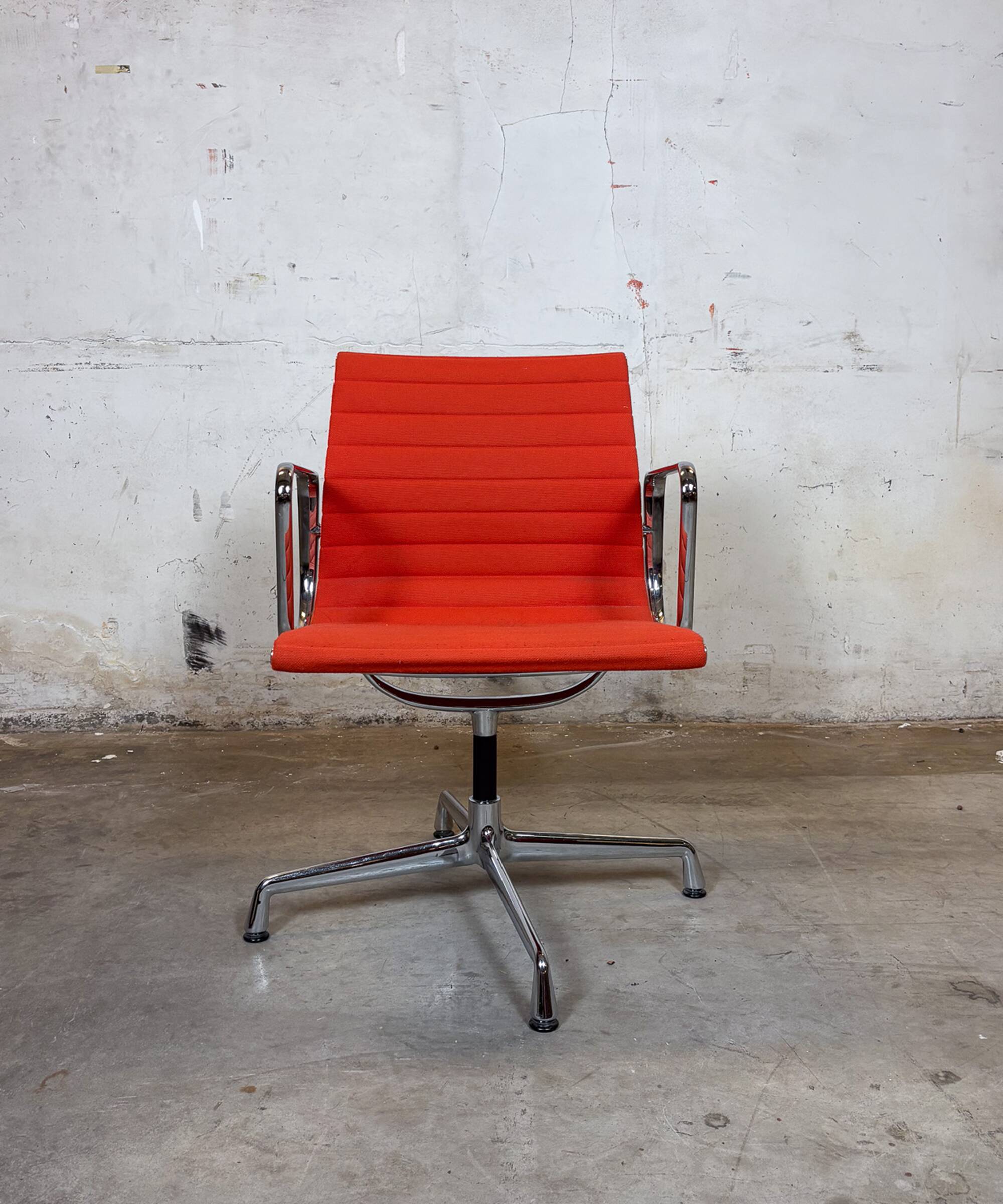 Vitra EA 108 Charles & Ray Eames, tissu et aluminium – orange – chaise de t