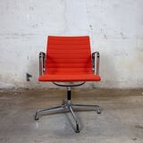 Vitra EA 108 Charles & Ray Eames, tissu et aluminium – orange – chaise de t