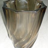 Vase en verre fumé foncé vintage