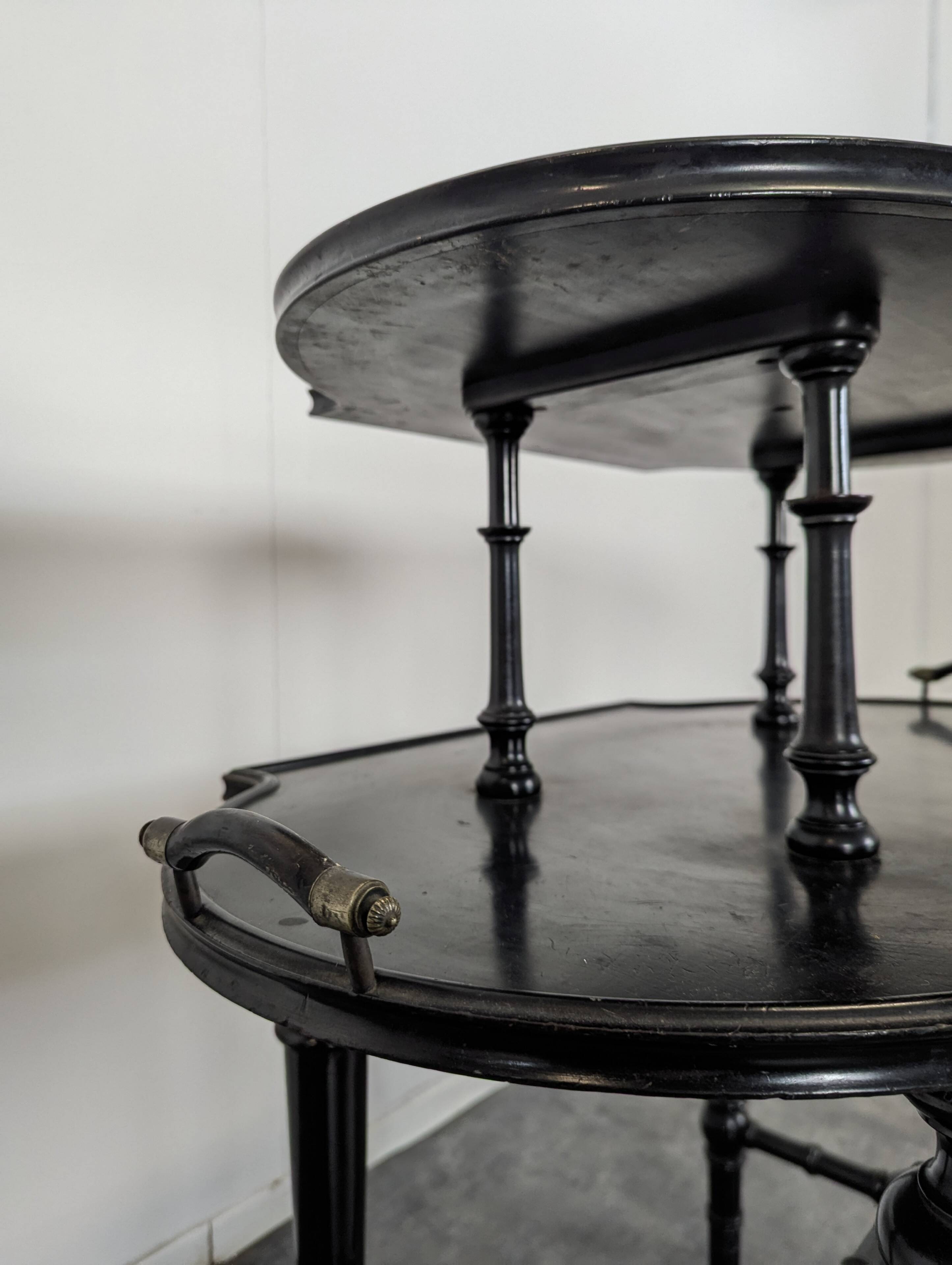 Table à thé en bois noirci époque Napoléon III